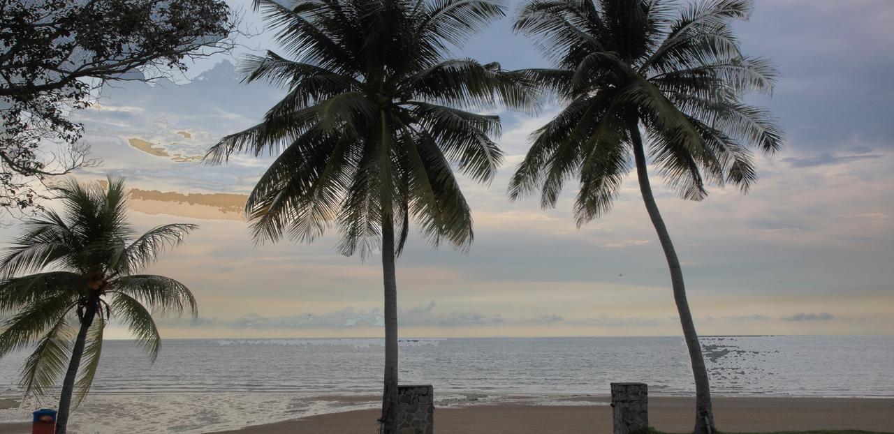 Akar Beach Resort Port Dickson Exterior foto